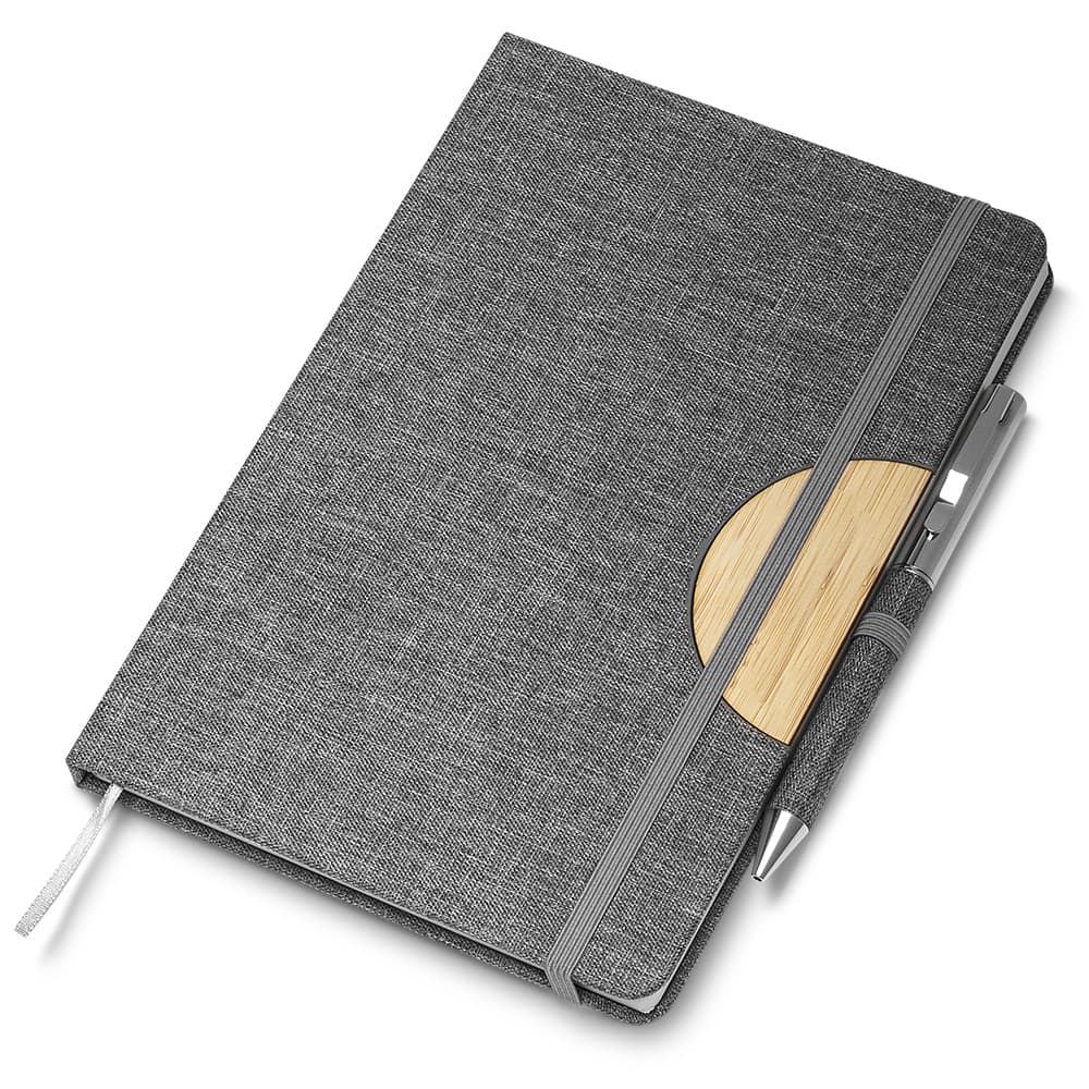 Caderno A5 RPET com detalhe em bambu